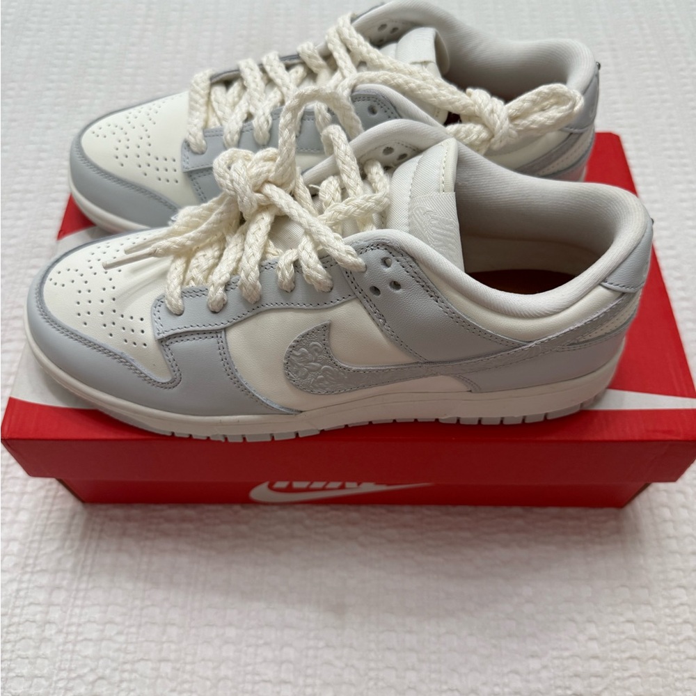 Nike White and Gray Sneakers Low-Top Minimalist Design